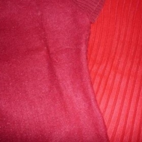 Daruji za poštu dva červené roláčky