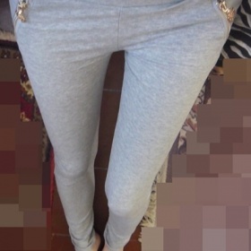 Šedé legíny se zipy a koženkou Fashion