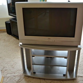 Televize JVC s úhlopříčkou 80cm, s dálkovým ovládáním + komplet stojan na televizi, CD, atd. - foto č. 1