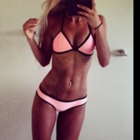 Kde sehnat neonové plavky s černými okraji?