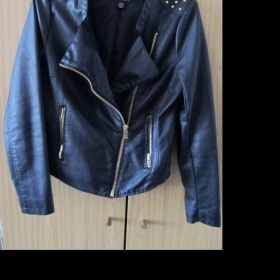 Černý křivák se zlatými doplňky