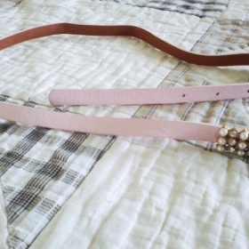Růžový pásek s perlami neznačková - foto č. 1