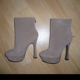 Béžové polokozačky Z Anglie