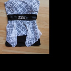 Černý top s bílou krajkou