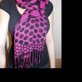 Růžovočerný dlouhý vzorovaný šátek neznačková - foto č. 1