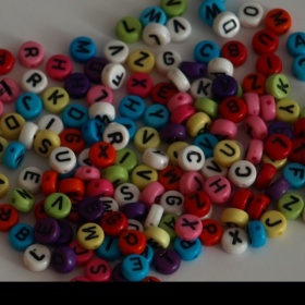 Korálky - barevná jednotlivá písmenka