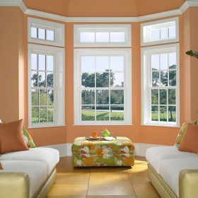 Typické okna domu v Anglii a v USA