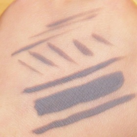 Matná, sivá očná linka