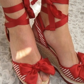 Botky s mašlí kolem kotníku