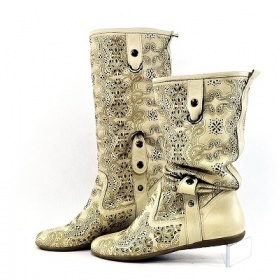 Béžové/hnědé děrované kozačky do 800 Kč