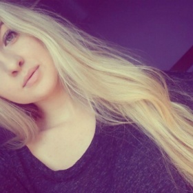 Z blondýnky brunetou