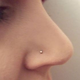 Piercing v nose u mírně problematické pleti