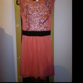 Co se hodí k večerním šatům na vršek, když není úplně teplo.