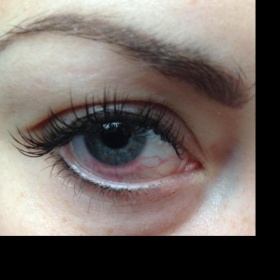 Podrážděné bělmo po prodloužení řas