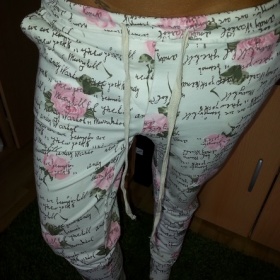 Růžovo bílé tepláky se spadlým sedem neznačkové