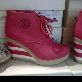 Boty na klínku v kombinaci s džínovými kraťasy