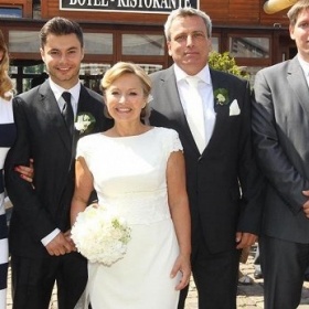 Modrobílé pruhované šaty Moniky Absolonové