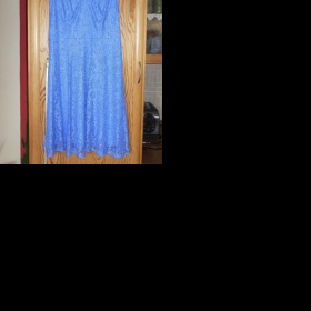 Doplňky k modrým krajkovým šatům