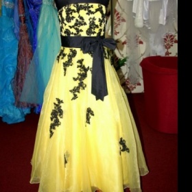 Doplňky k žlutým, společenským šatům