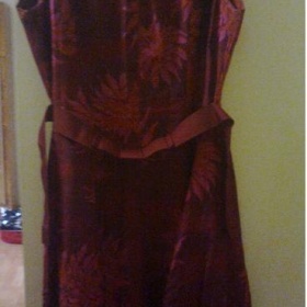Tlumená červeň, s květinovým vzorem dámské letní šaty Jackpot - foto č. 1