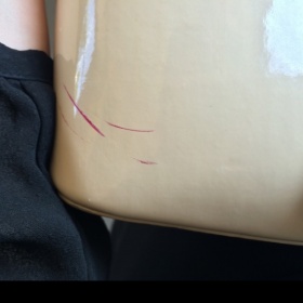 Jak odstranit šmouhy od laku na nehty na kabelce