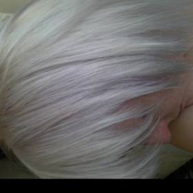 Přebarvení z lila na tmavě plavou