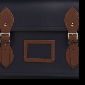 Ražba iniciálů do kožené kabelky