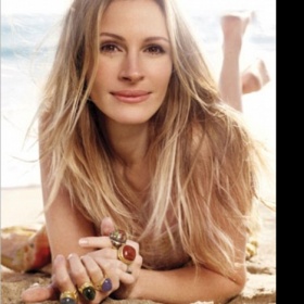 Blond vlasy a hnědé oči