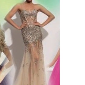 Kde sehnat třpytivé plesové šaty?