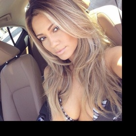 Odbarvení z hnědých vlasů na blond bob