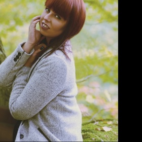 Nerozhodná (blond vz. tmavší)