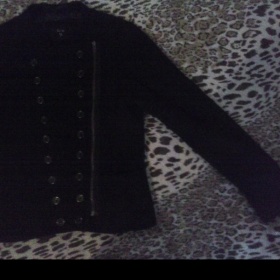 S čím nosit krátký černý kabát vojenského stylu?