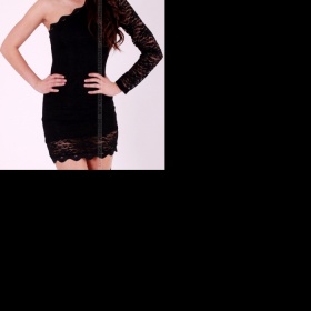 Co za účes k černym krajkovým šatům s jedním rukávem