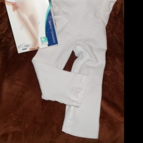 Bílé zeštíhlující kalhoty po liposukci