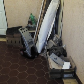 Nepořádek od sousedů ve společných prostorách domu