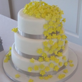 Upevnění květiny z marcipánu