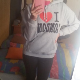 Sestřih na jemných polodlouhých vlasech