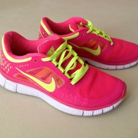 Sportovní růžově fosforové tenisky Nike Free Run - foto č. 1