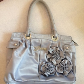 Stříbrná látková kabelka s kytkami Guess - foto č. 1