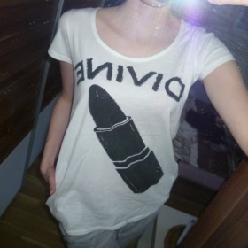 Tričko s kapsami Paris Hilton