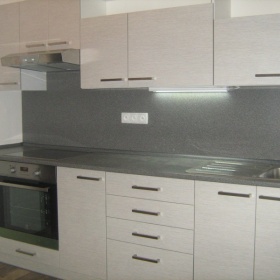 Doladění podkrovní kuchyně - vymalované fialově