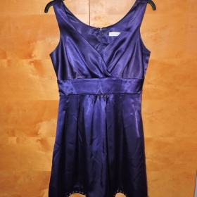 Fialové saténové šaty Orsay - foto č. 1