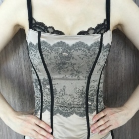 Saténový živůtek s krajkou Chantelle