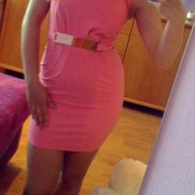 Růžové šaty se zlatým páskem Butik - foto č. 1