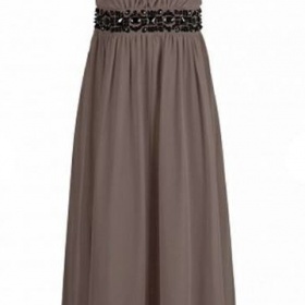 Dlouhé hnědé šaty - vhodné doplňky a účes