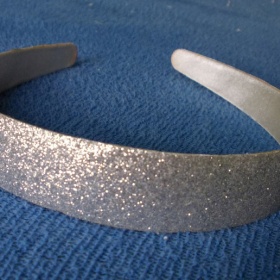 Stříbrná třpytková čelenka do vlasů HM