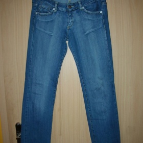 Modré vyšisované džíny Zara - foto č. 1