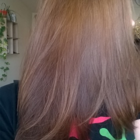 Odstranění zrzavého nádechu z vlasů