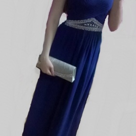 Jaké zvolit šperky k modrým šatům na ples?