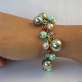 Náramek z barevných perliček neznačková